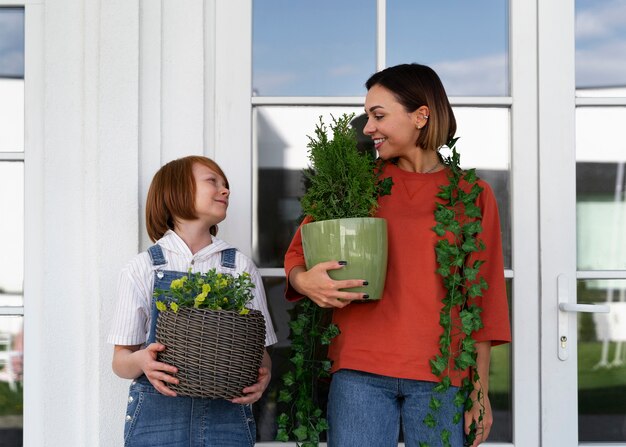 Foto donne di vista frontale che decorano la porta d'ingresso