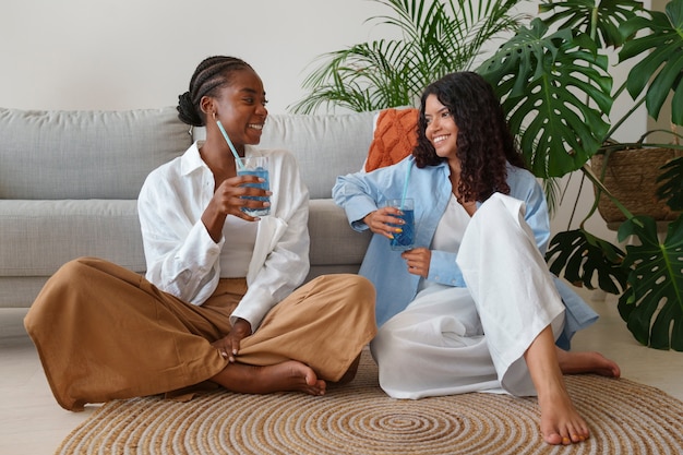 写真 自宅で青抹茶を楽しむ正面図の女性