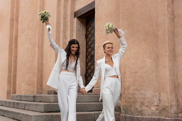 Photo front view women getting married