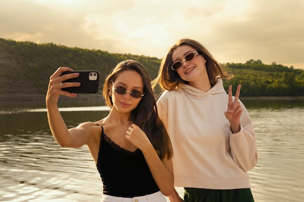 Photo front view women taking selfie