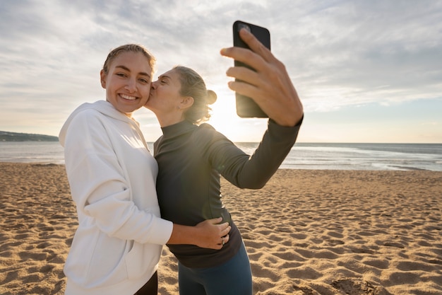 Foto donne di vista frontale che prendono selfie