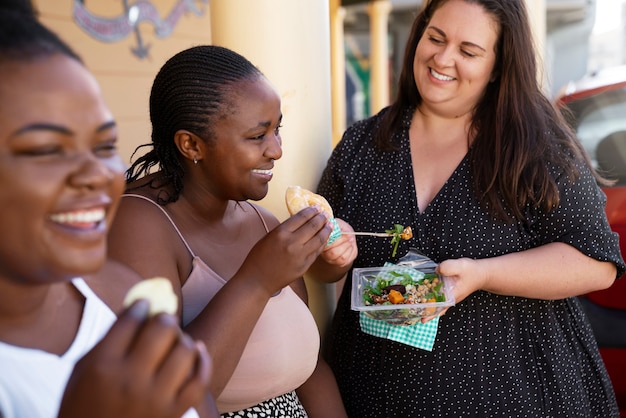 写真 おいしい食べ物を持つ正面図の女性