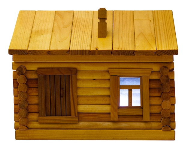 Вид спереди на деревянный бревенчатый дом вечером