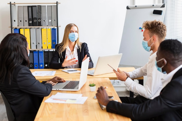 Foto vista frontale di lavoro durante il concetto covid