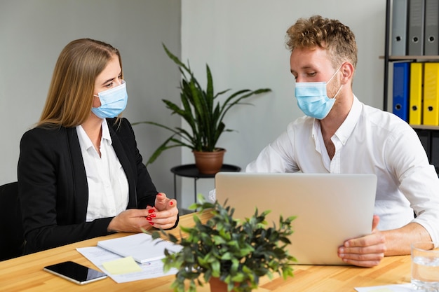 Vista frontale di lavoro durante il concetto covid