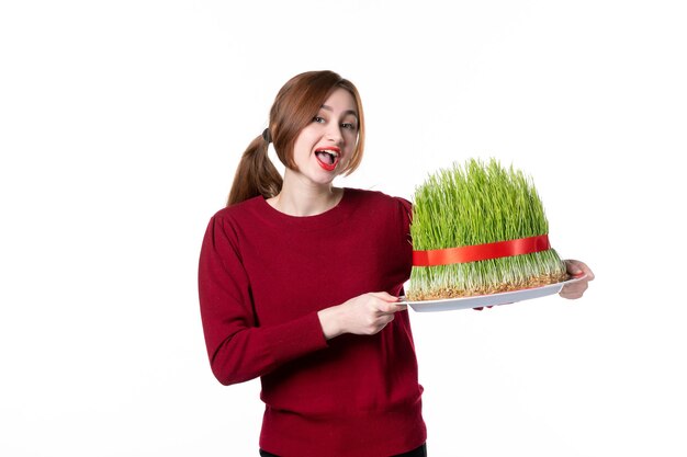 전면보기 젊은 여성 흰색 배경에 큰 녹색 novruz semeni를 들고 봄 민족 수행자 민족 휴일 가족 색상