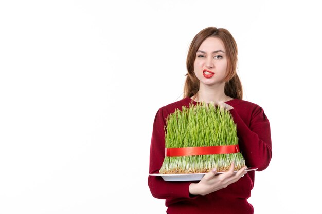 흰색 배경에 큰 novruz semeni를 들고 전면 보기 젊은 여성 개념 민족 가족 봄 수행자 색상 민족