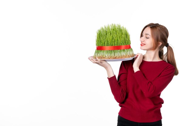 전면 보기 젊은 여성 흰색 배경에 큰 novruz semeni를 들고 가족 봄 수행자 색상 민족 개념 휴일