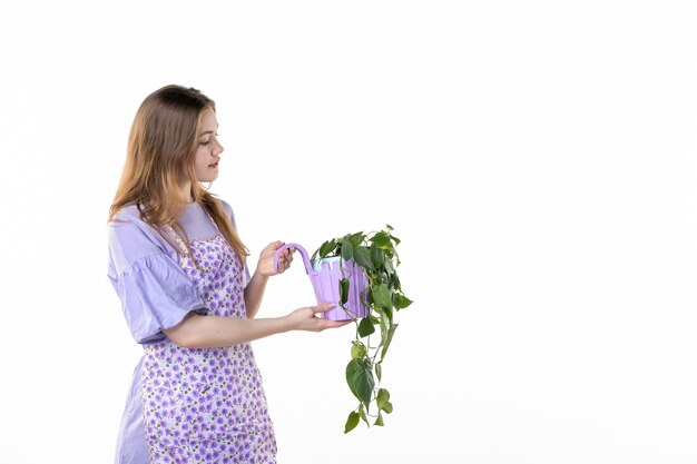 정면도 젊은 여성 여성 냄비 들고 냄비 배경에 식물 잎 정원 꽃 잔디 쇼핑 흙 식물 여성 깨끗하다