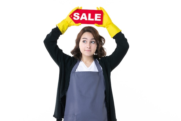 正面図白い背景に赤い販売を保持している若い女性庭の花の葉の仕事草庭師自然緑