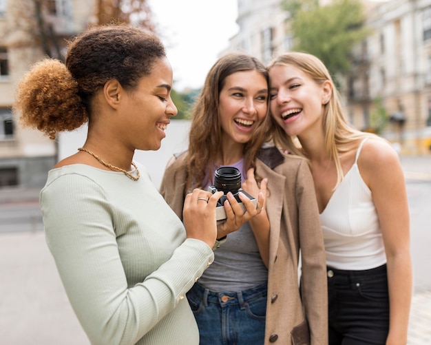 Foto sorridere dei giovani amici di vista frontale