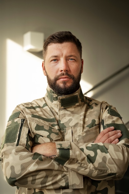 Photo front view young general in uniform