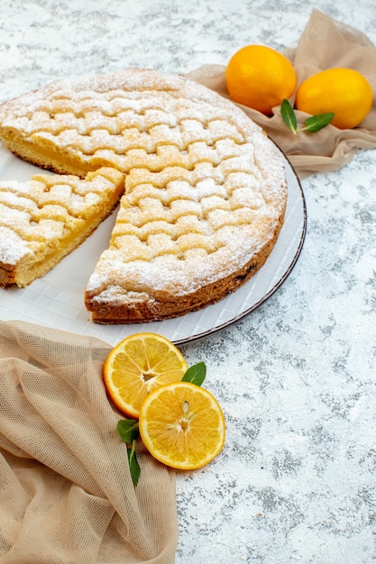 正面図白い背景のケーキに粉末状のおいしいレモンパイ砂糖甘いビスケットペストリークッキーティーデザートシュガーベイク