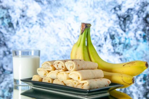 사진 밝은 배경 과일 디저트 모닝 케이크 색 설탕 우유에 바나나와 우유를 곁들인 맛있는 롤 팬케이크