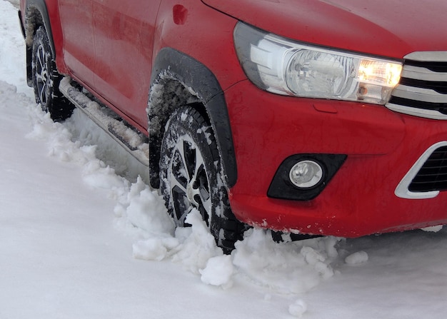 田舎道の深い雪の中のトラックの前輪