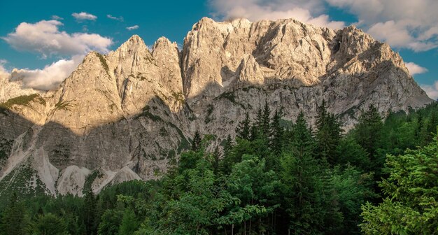 Фото Переднее окно на горе присойник юлийские альпы в словении живописный летний вид