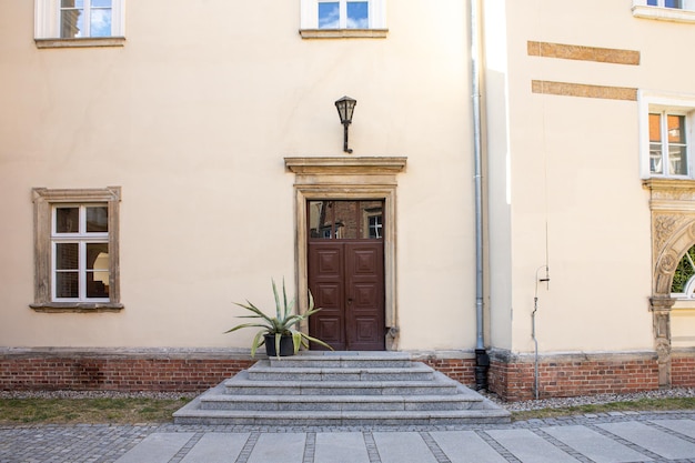 古代の建物の正面にあるドアと階段の正面図