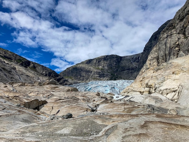 Foto vista frontale di una lingua di ghiaccio blu da un ghiacciaio