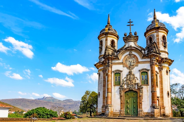 Frontbeeld van de beroemde barokke kerk in de historische stad Ouro Prento in Minas Gerais, Brazilië