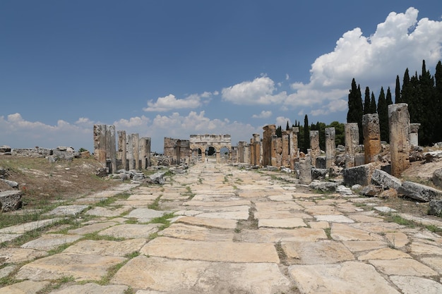Frontinuspoort en straat in de oude stad van hierapolis, turkije