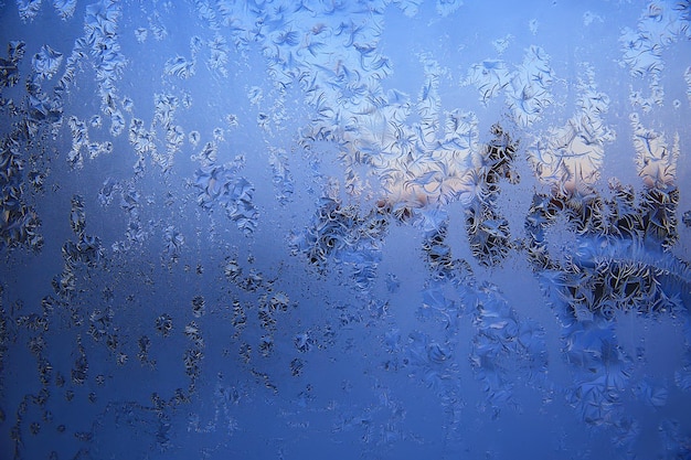 Морозные узоры на оконном стекле, абстрактный фон, зимний изморозь, снег