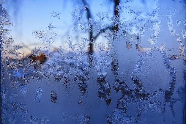 窓ガラスの霜模様、抽象的な背景冬の霧氷雪