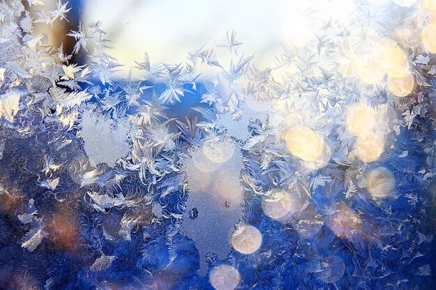 窓ガラスの霜模様、抽象的な背景冬の霧氷雪