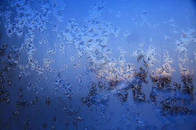 窓ガラスの霜模様、抽象的な背景冬の霧氷雪