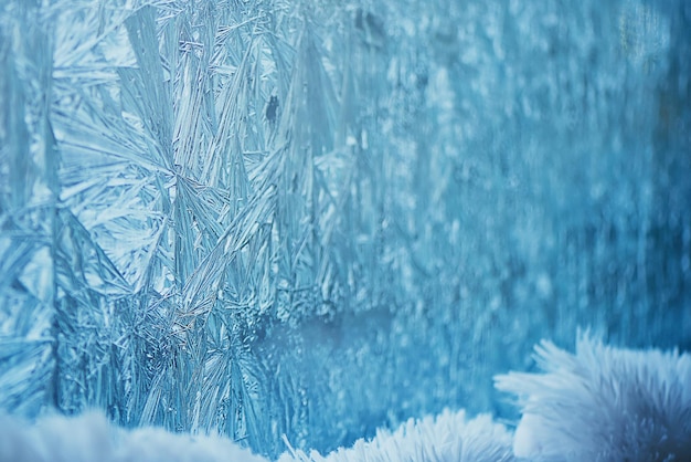 Foto il gelo sulla finestra sullo sfondo di toni freddi
