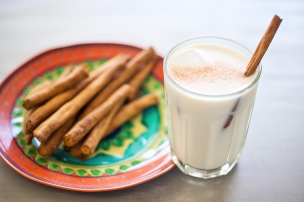 Foto un bicchiere di horchata ghiacciato con una ciotola di churros