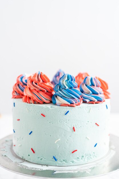 Premium Photo | Frosting round vanilla cake with buttercream frosting ...