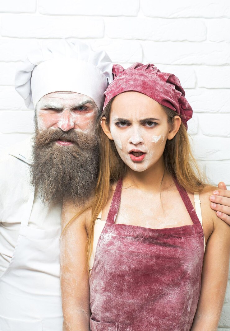 Photo frown cook and pretty girl