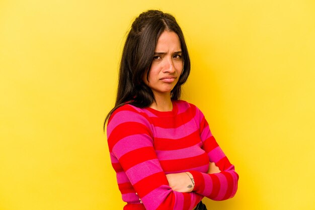 Foto la faccia accigliata nel dispiacere tiene le braccia conserte