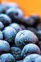 Photo frozen aronia chokeberry berries in a bowl