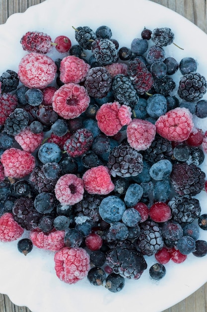 Photo frozen berries in a bowl