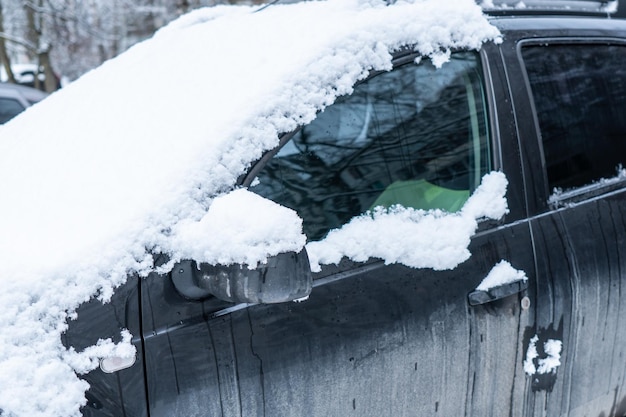 冬の日のフロント ガラスと雪のボンネットに雪で覆われた冷凍車