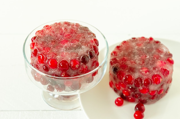 Фото Замороженная клюква. замороженные органические ягоды для десертов и выпечки.