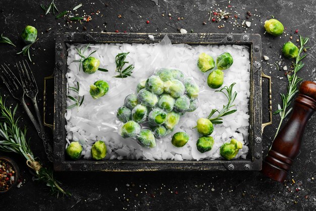 冷凍の新鮮な緑の芽キャベツ食料品トップビューテキスト用の空きスペース