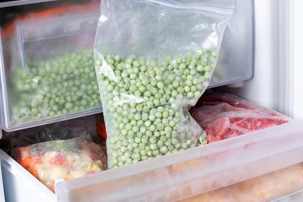 Фото Замороженный зеленый горошек в морозилке замороженные продукты
