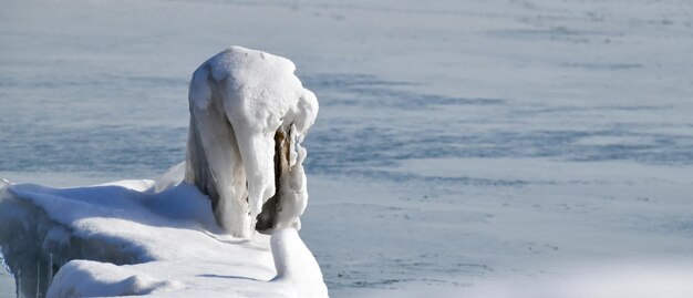 Foto formazioni di ghiaccio congelate lungo la riva del lago michigan in inverno