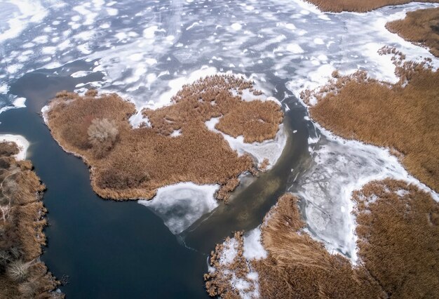 背景として海の岸にある凍った氷、鳥瞰図