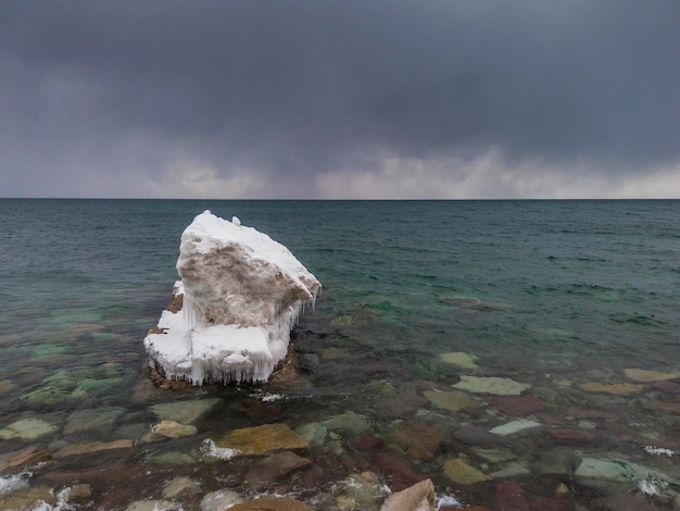 Un iceberg ghiacciato che galleggia sulla superficie dell'oceano