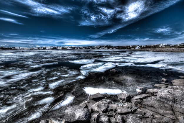 写真 冬の間空を背景に凍った湖