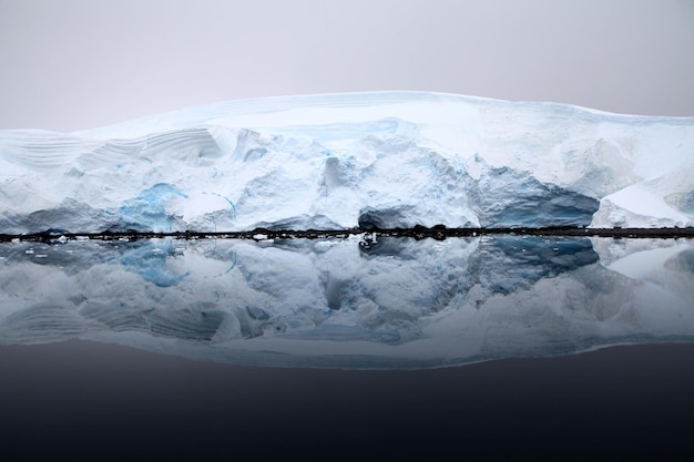 Photo frozen lake against sky during winter