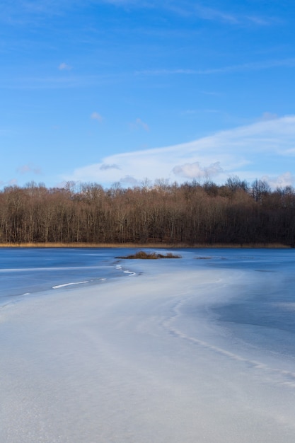 Фото Замерзшее озеро. пейзаж зимнего озера.