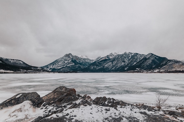 Il lago ghiacciato minnewanka in alberta, canada