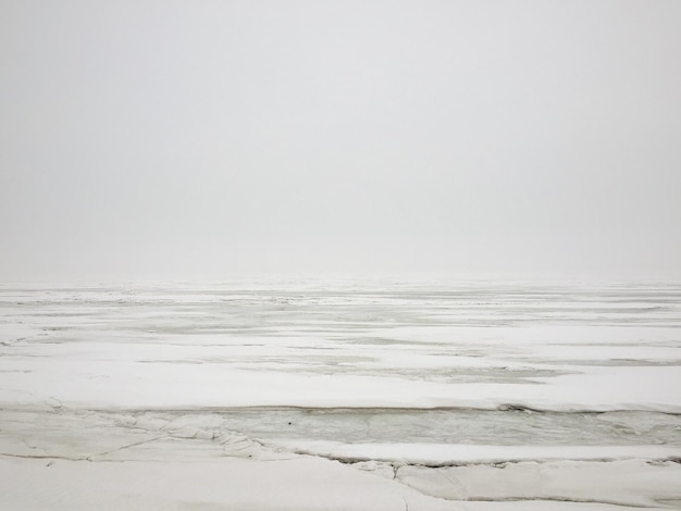 Foto lago ghiacciato in inverno