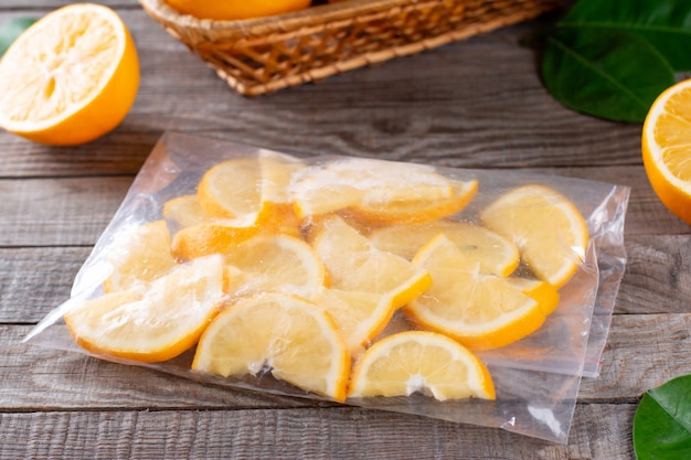 사진 나무 테이블에 가방에 냉동 된 레몬 조각