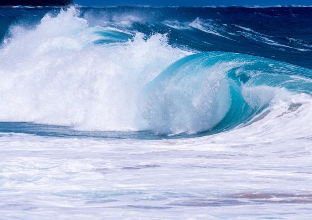 ハワイ沖の海の波の凍った動き