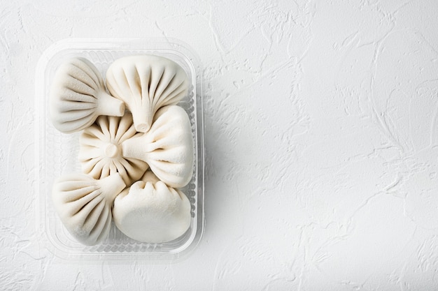 Gnocchi crudi congelati khinkali con carne di manzo e agnello vista dall'alto flat lay